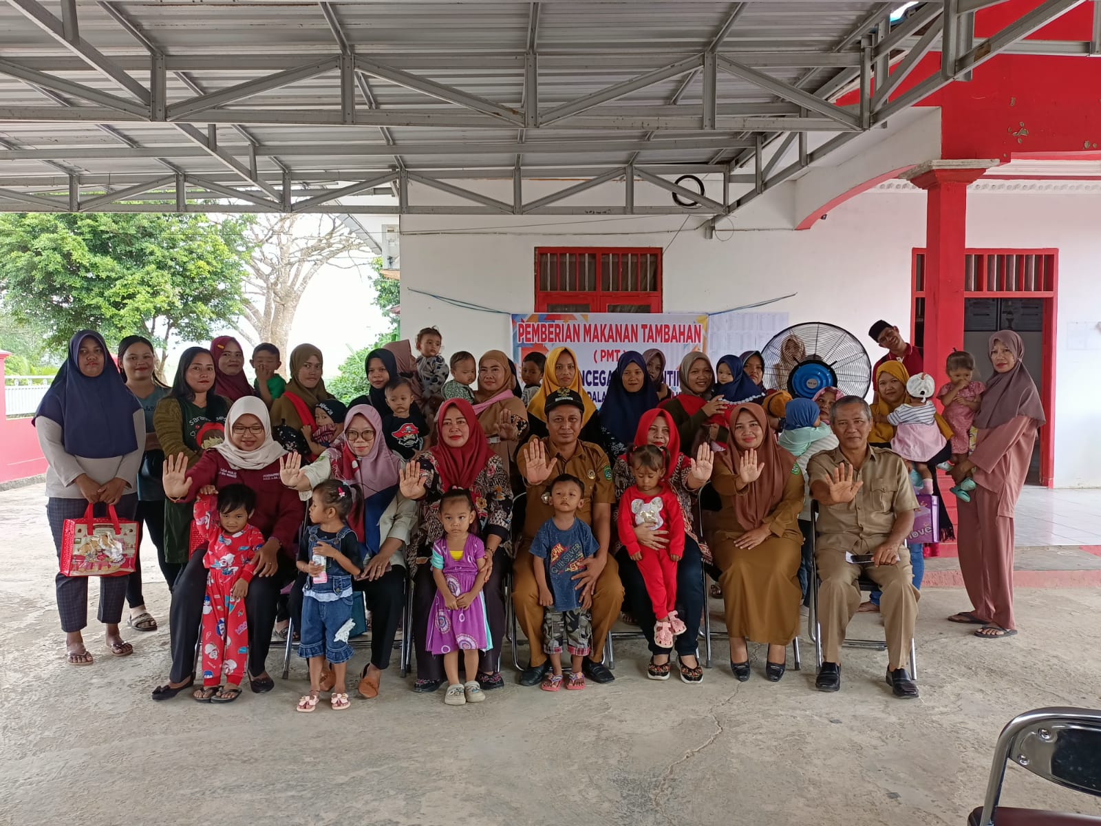 Pemberian Bantuan Makanan Tambahan Pencegahan Stunting Kepada Masyarakat Desa Jembayan Dalam