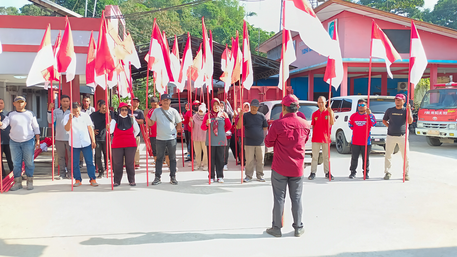Pelaksanaan Gerakan Nasional Pembagian 10 Juta Bendera Merah Putih Di Kecamatan Loa Kulu