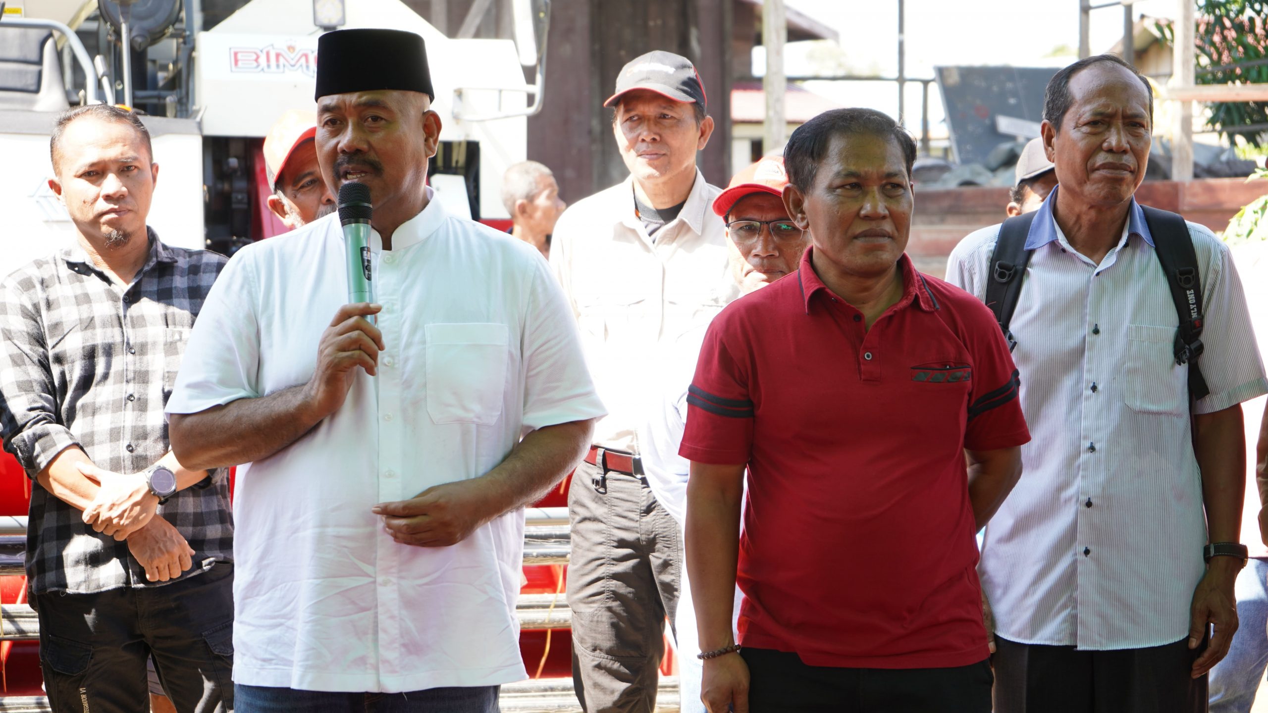 Penyerahan Bantuan Alat Sarana Produksi Mesin Pertanian Untuk Gabungan Kelompok Tani (GAPOKTAN) Di Desa Rempanga Dan Desa Jembayan Kecamatan Loa Kulu.