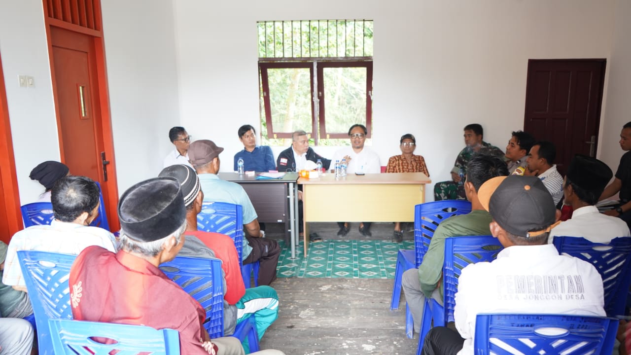 Musyawarah Penyelesaian Masalah Tanah yang terletak di Desa Jongong Desa Antara Warga Jonggon Desa dan PT.Niagamas Gemilang