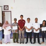 Camat Loa Kulu Menyerahkan Langsung KTP-el dan KK Warga Jonggon Desa Kecamatan Loa Kulu.