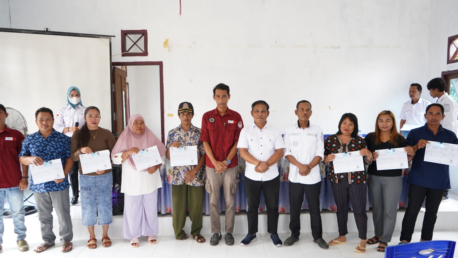 Camat Loa Kulu Menyerahkan Langsung KTP-el dan KK Warga Jonggon Desa Kecamatan Loa Kulu.