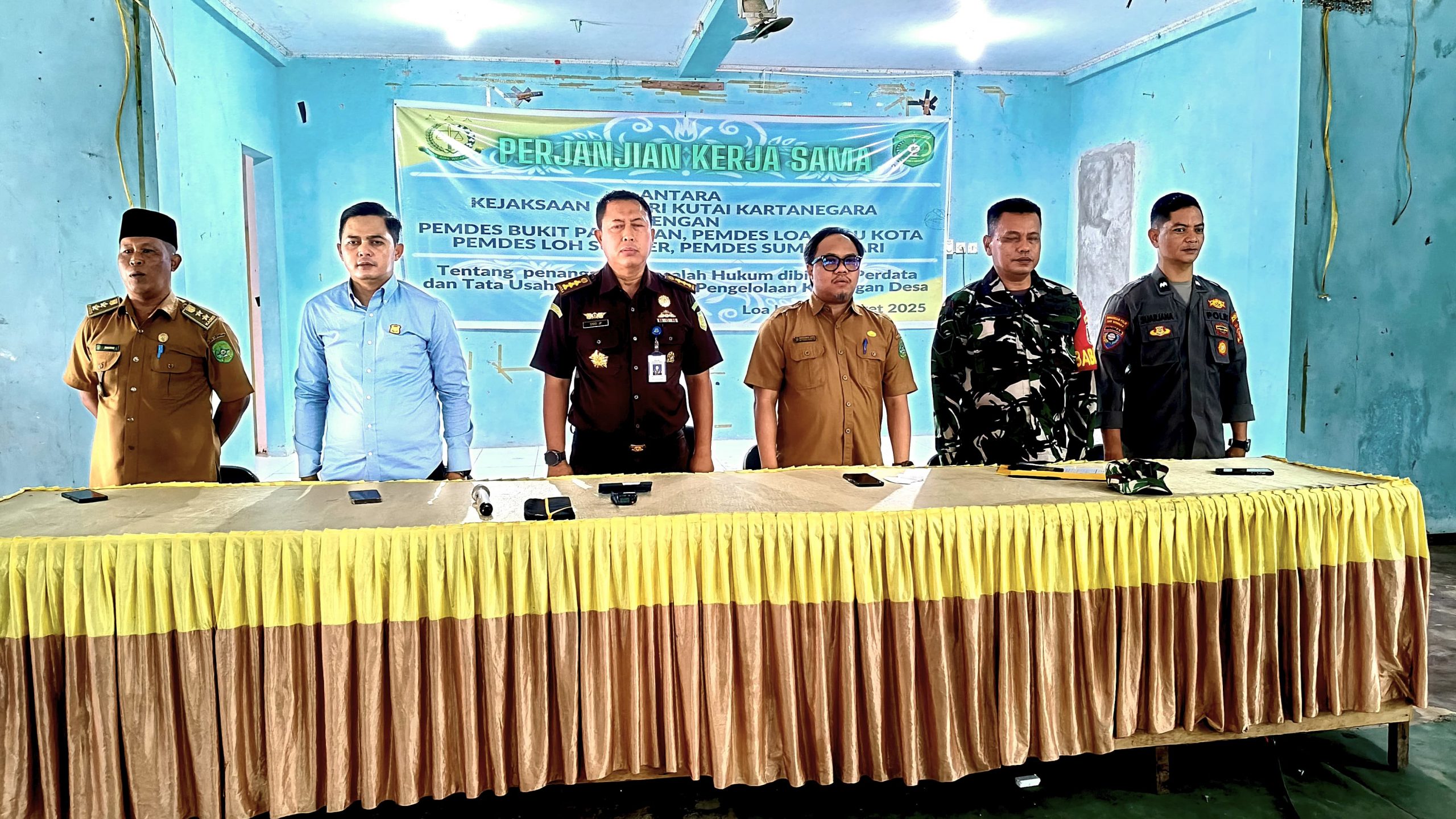PLT SEKERTARIS CAMAT LOA KULU HADIRI PERJANJIAN KERJA SAMA ANTARA KEJAKSAAN KUTAI KARTANEGARA & PEMERINTAH DESA