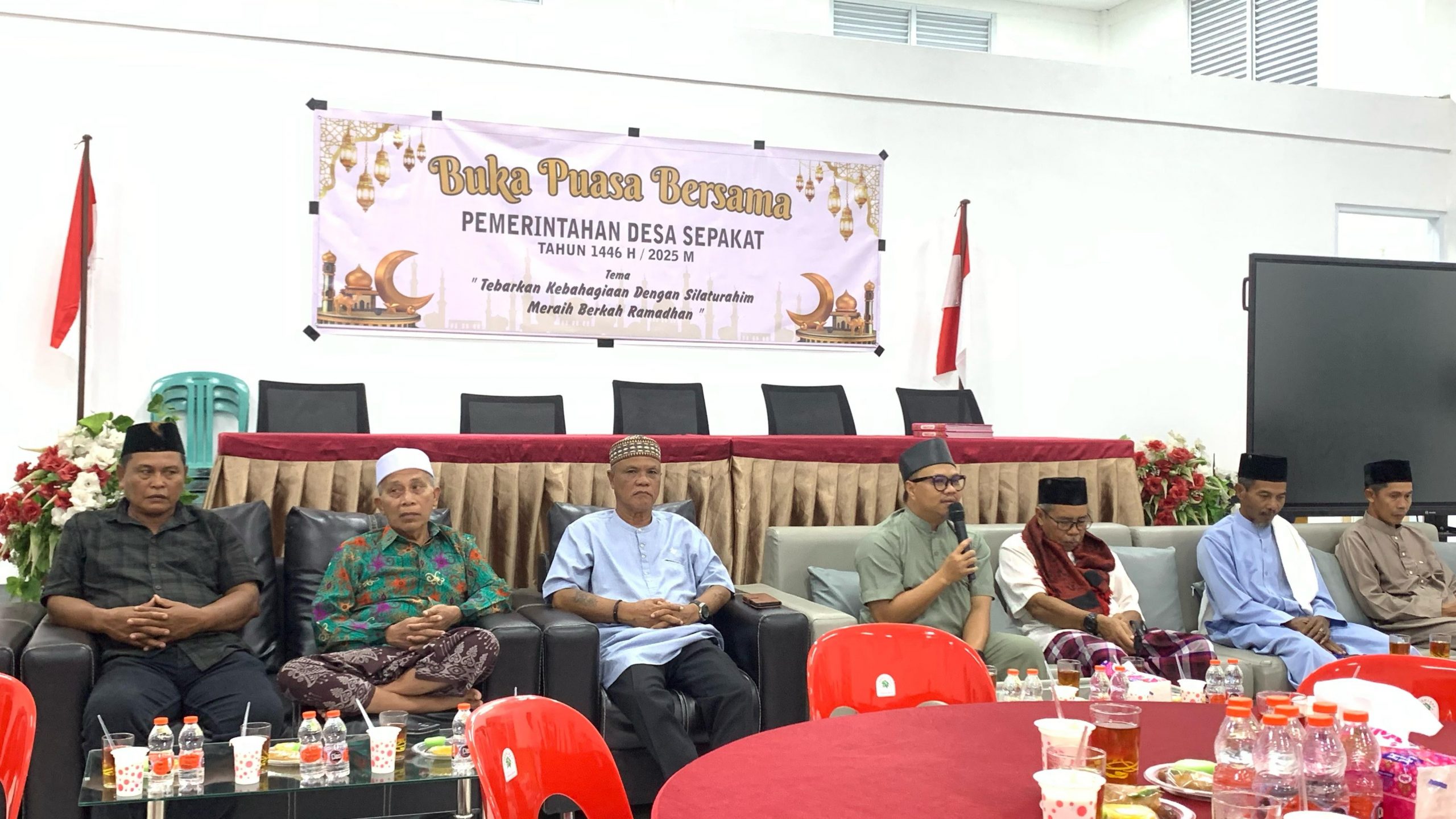 PLT SEKERTARIS KECAMATAN LOA KULU HADIRI BUKA PUASA BERSAMA & TARAWIH DI BPU DESA SEPAKAT KECAMATAN LOA KULU