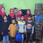 KETUA TP-PKK KECAMATAN LOA KULU MEMBAGIKAN PAKET SEMBAKO PADA WARGA KURANG MAMPU  DI DUSUN LEMBONANG DESA JEMBAYAN DALAM