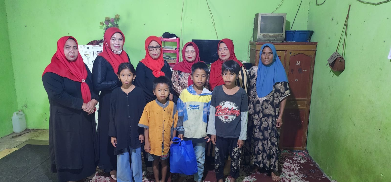 KETUA TP-PKK KECAMATAN LOA KULU MEMBAGIKAN PAKET SEMBAKO PADA WARGA KURANG MAMPU  DI DUSUN LEMBONANG DESA JEMBAYAN DALAM