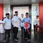 CAMAT LOA KULU DAMPINGI BUPATI KUTAI KARTANEGARA MERESMIKAN GEDUNG BPU DESA SEPAKAT KECAMATAN LOA KULU