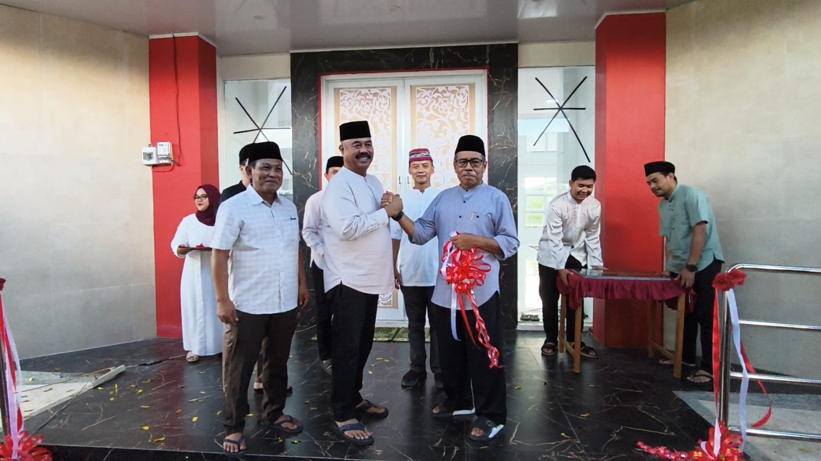 CAMAT LOA KULU DAMPINGI BUPATI KUTAI KARTANEGARA MERESMIKAN GEDUNG BPU DESA SEPAKAT KECAMATAN LOA KULU