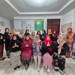 PERINGATI HARI KARTINI SELURUH PEGAWAI PEREMPUAN DI KANTOR KECAMATAN LOA KULU SERENTAK MENGGUNAKAN KEBAYA NASIONAL