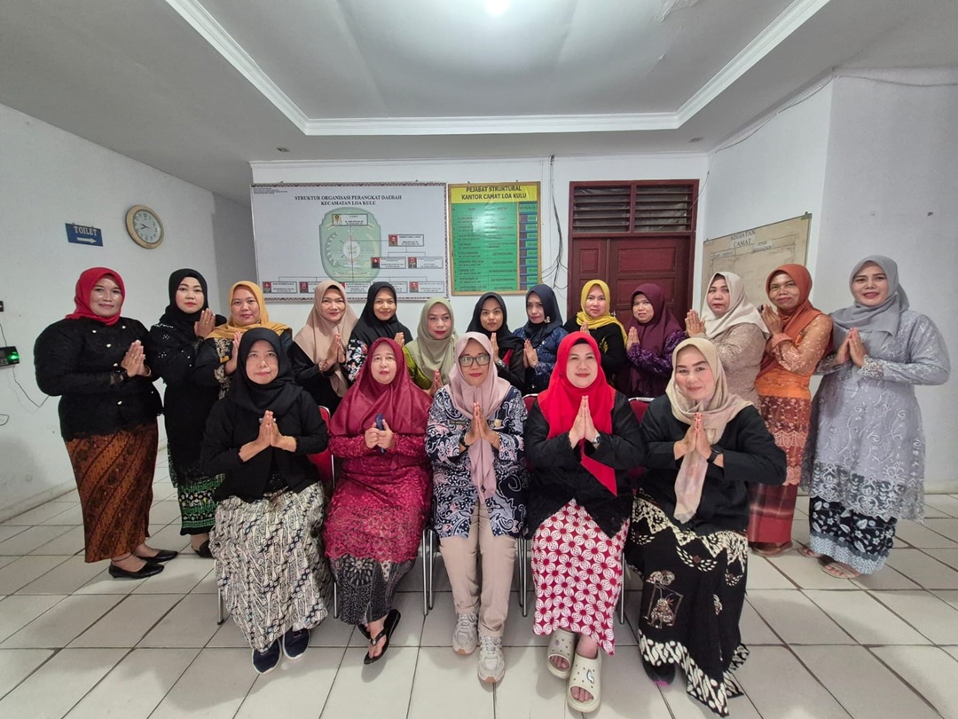 PERINGATI HARI KARTINI SELURUH PEGAWAI PEREMPUAN DI KANTOR KECAMATAN LOA KULU SERENTAK MENGGUNAKAN KEBAYA NASIONAL