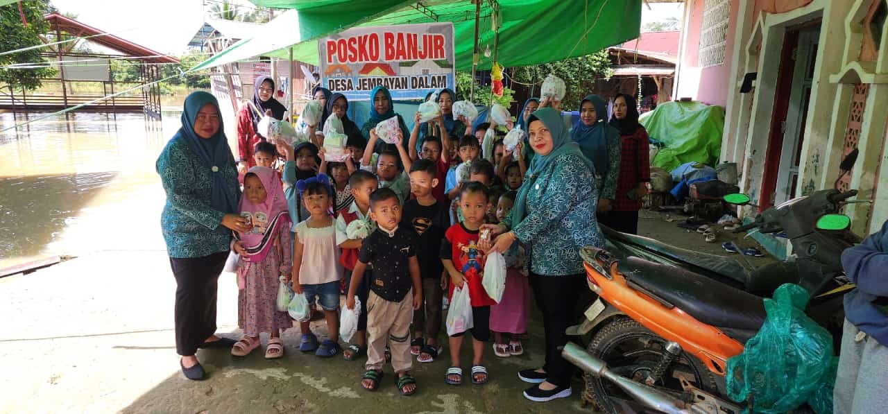 TP PKK Kecamatan Loa Kulu Salurkan Bantuan Susu untuk Anak-Anak PAUD Terdampak Banjir di Tiga Desa