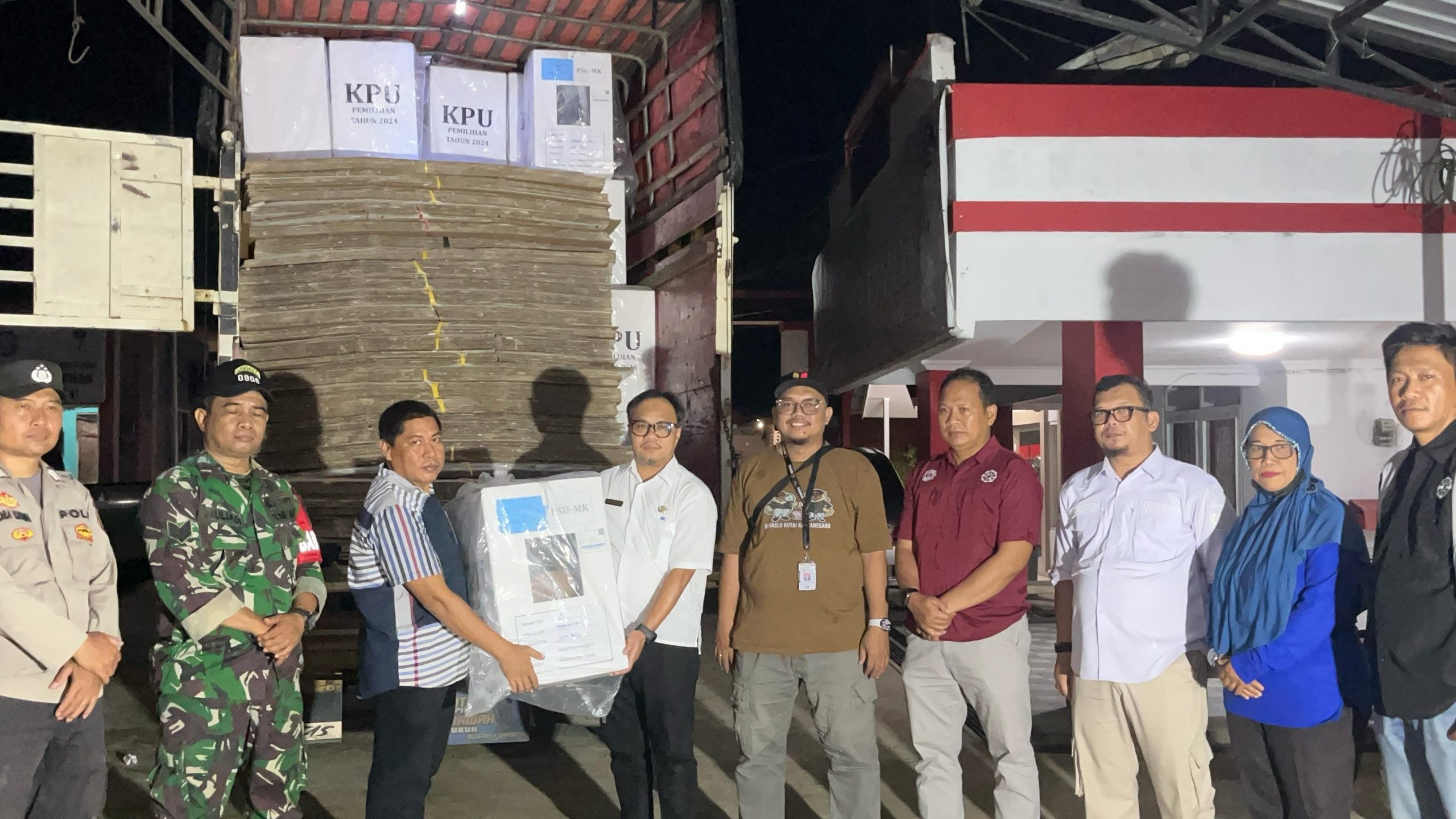 Serah Terima Kotak dan Bilik Suara Dari PPK Kecamatan Loa Kulu Kepada PLT. Sekcam Loa Kulu