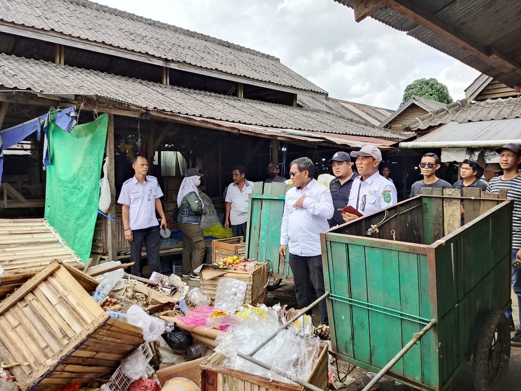 CAMAT LOA KULU MELAKUKAN SIDAK DI PASAR LOA KULU TERKAIT LAPORAN PEDAGANG & WARGA ADANYA PENUMPUKAN SAMPAH DI PASAR LOA KULU