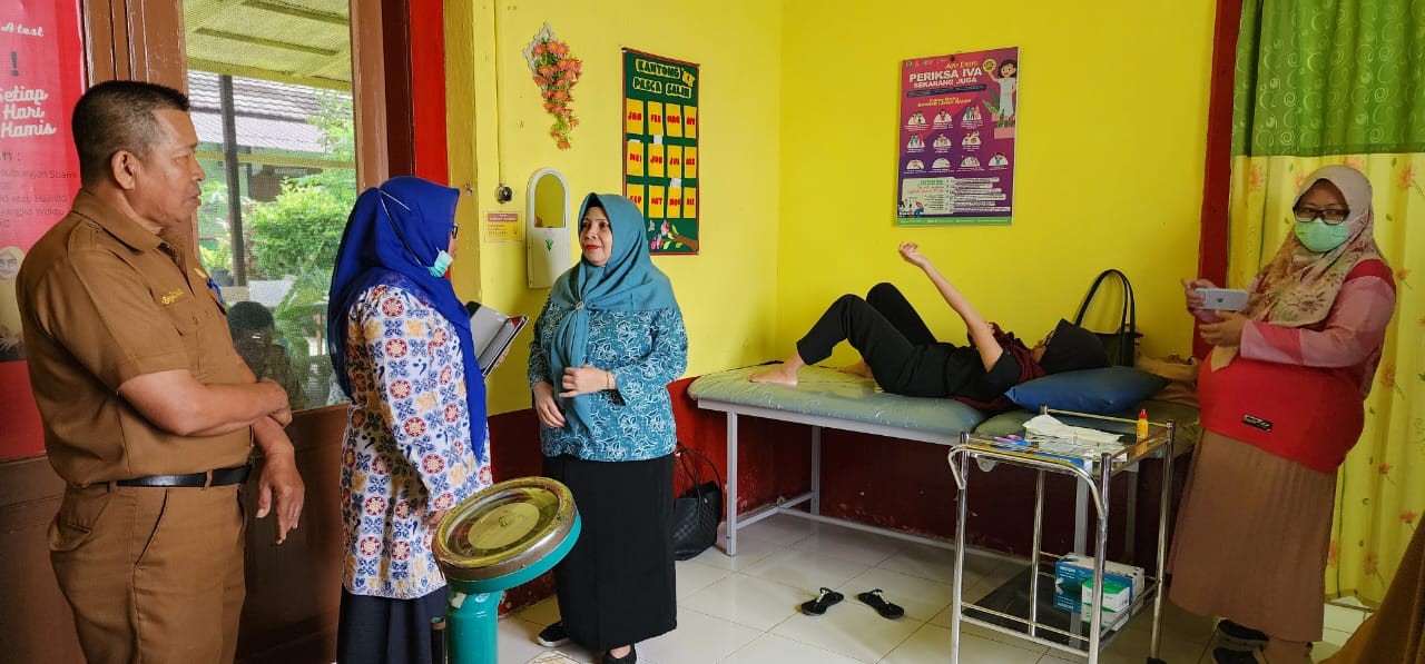 DALAM RANGKA MEMPERINGATI HARI KARTINI TP-PKK KECAMATAN LOA KULU BERSAMA UPTD PUSKEMAS LOA KULU BERIKAN PELAYANAN KB GRATIS