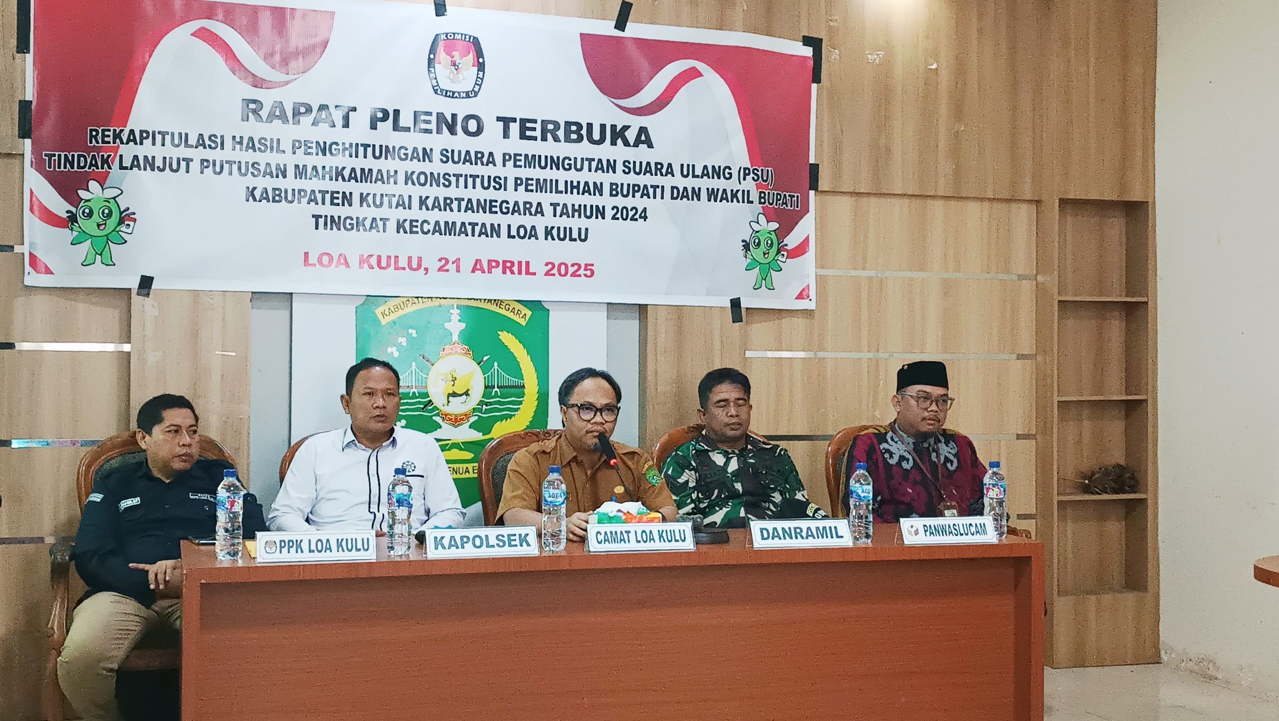 Plt. Sekcam Loa Kulu Hadiri Rapat Pleno Terbuka Rekapitulasi Hasil PSU Kukar di Tingkat Kecamatan Loa Kulu