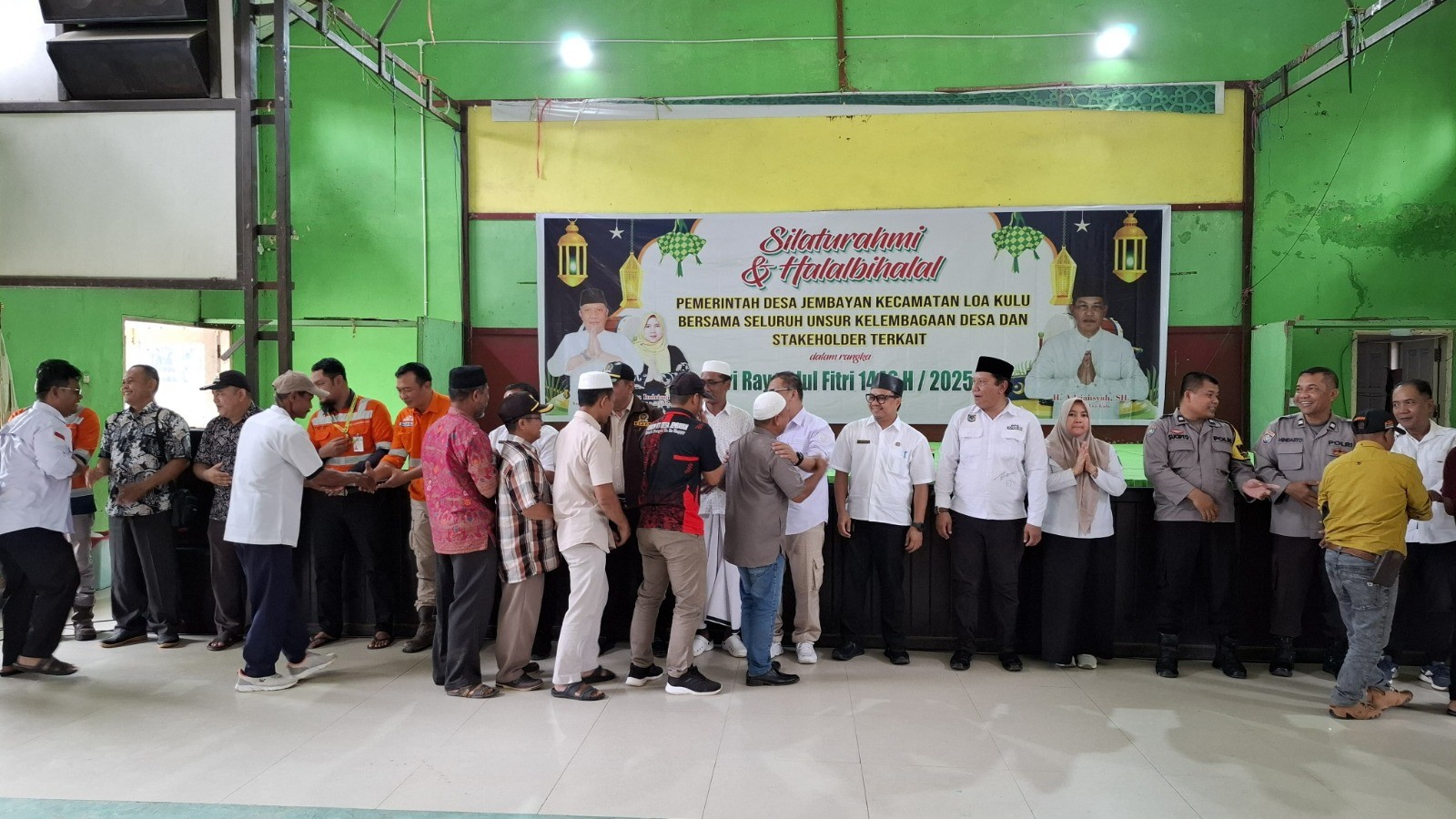 PLT SEKERTARIS KECAMATAN LOA KULU HADIRI SILAHTURAHMI DAN HALAL BILHALAL DI DESA JEMBAYAN KECAMATAN LOA KULU