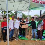 CAMAT LOA KULU MENINJAU LANGSUNG KE LOKASI BANJIR DAN DAMPINGI PT MKI & PT MHU MENYERAHKAN BANTUAN KEPADA KORBAN BANJIR SUNGAI PAYANG