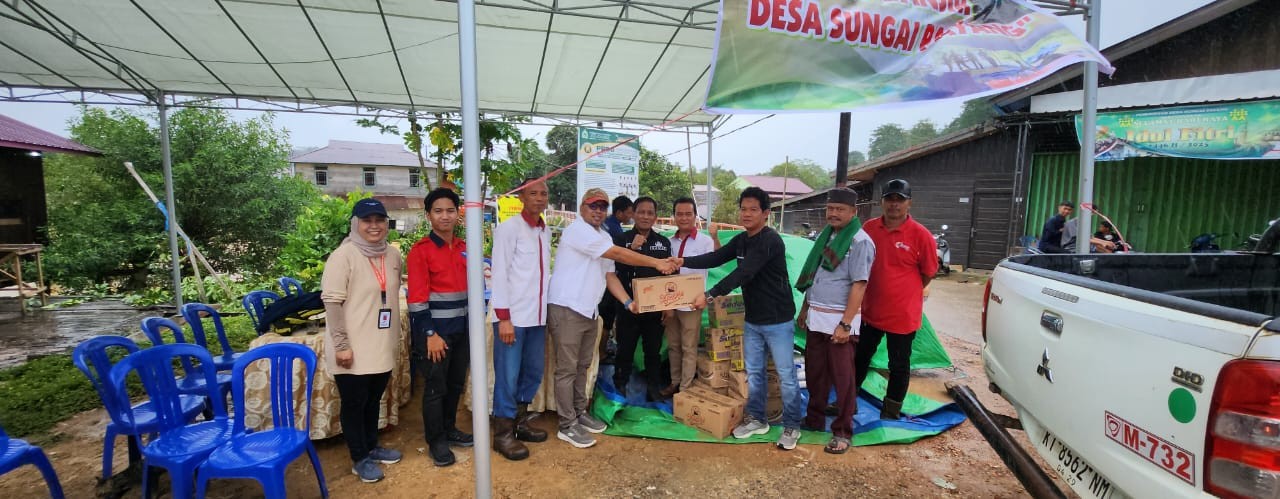 CAMAT LOA KULU MENINJAU LANGSUNG KE LOKASI BANJIR DAN DAMPINGI PT MKI & PT MHU MENYERAHKAN BANTUAN KEPADA KORBAN BANJIR SUNGAI PAYANG