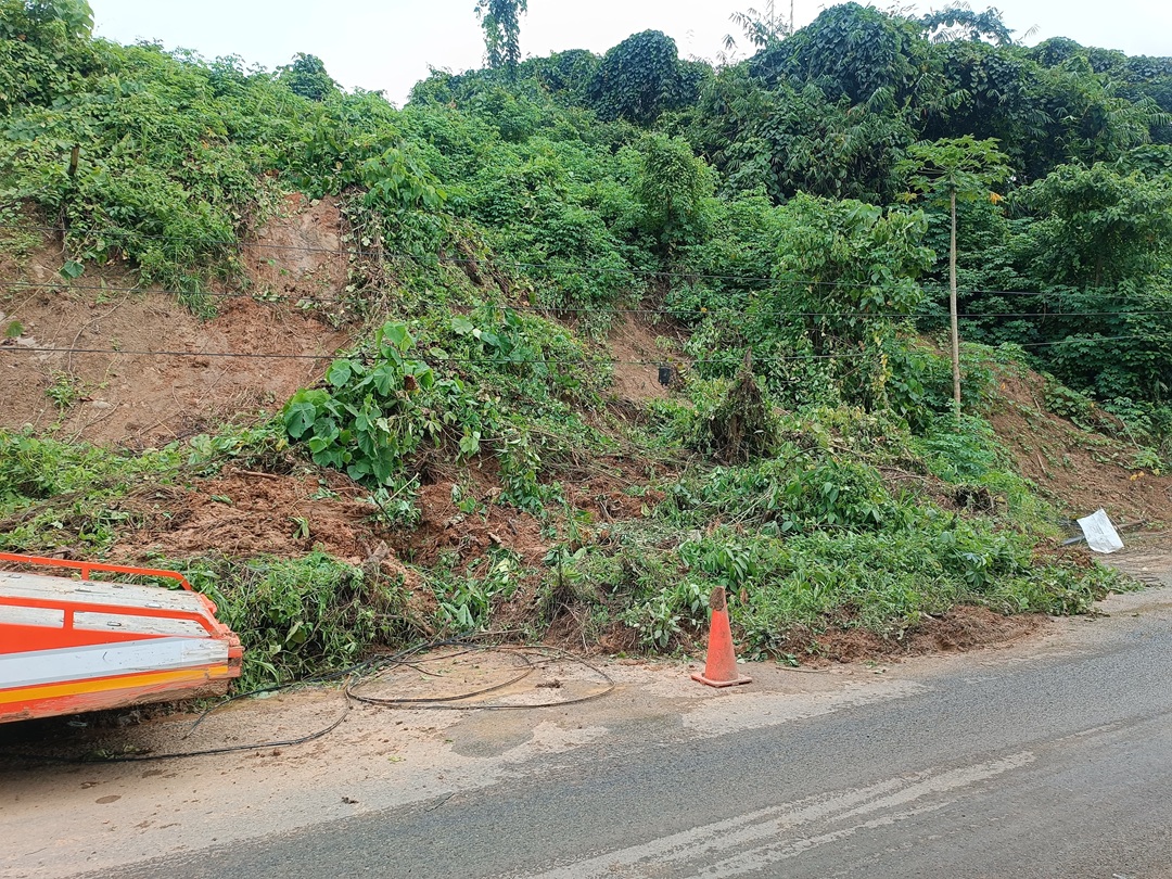 Pemerintah Kecamatan Loa Kulu,Polsek Loa Kulu dan BPBD Kukar Bersinergi Tangani Tanah Longsor di Desa Sepakat