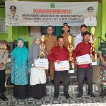 Plt Sekcam Loa Kulu Pimpin Apel di Desa Ponoragan Sekaligus Penyerahan Piala Lomba RT