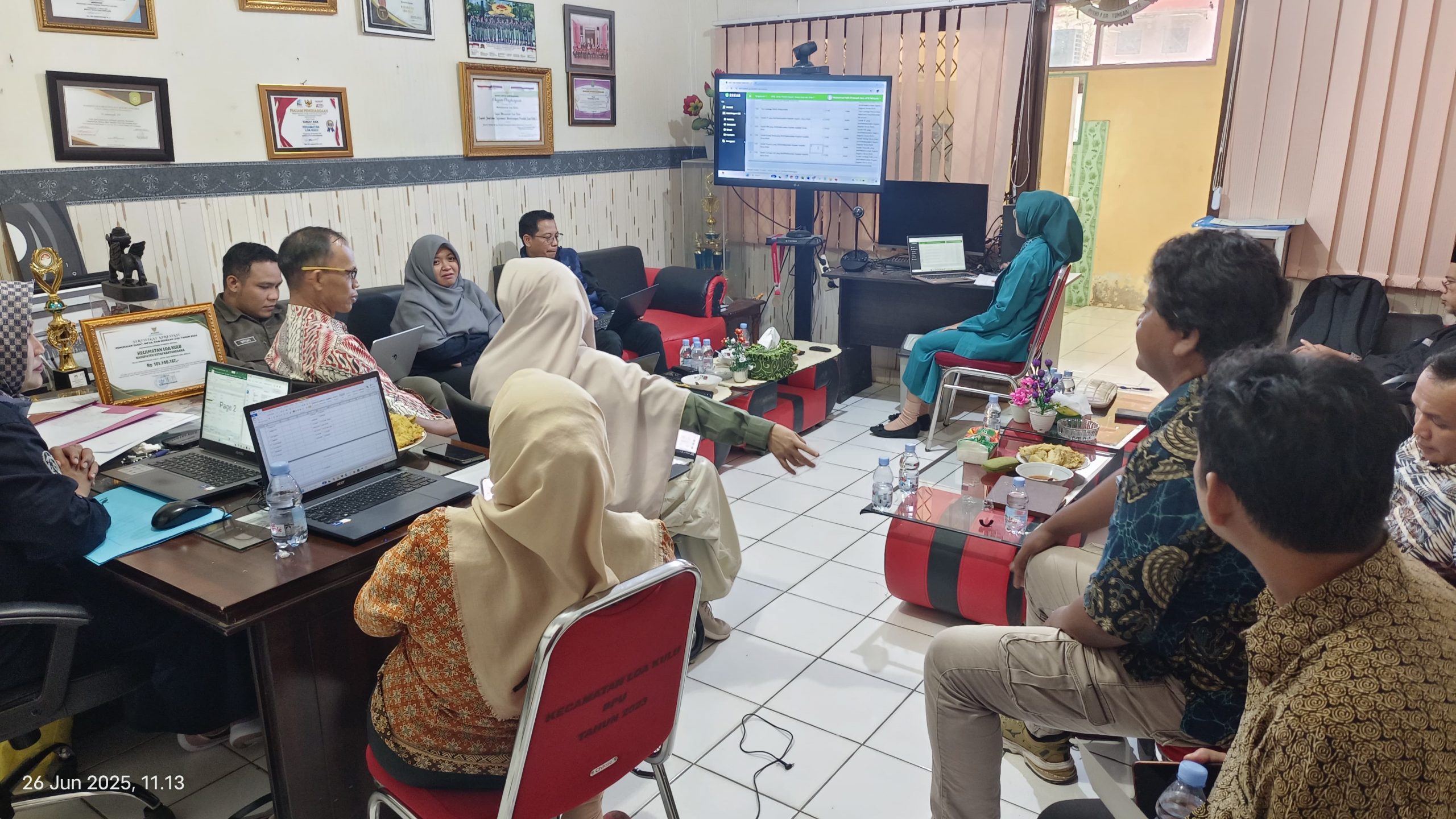 DESK SINKRONISASI DAN VERIFIKASI DATA APLIKASI BECIK DIGELAR DI KANTOR CAMAT LOA KULU