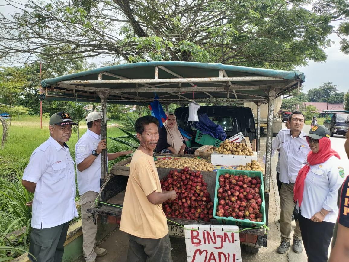 Kasi Trantib Kecamatan Loa Kulu Tertibkan Pedagang di Jalan Poros Kayu Mas