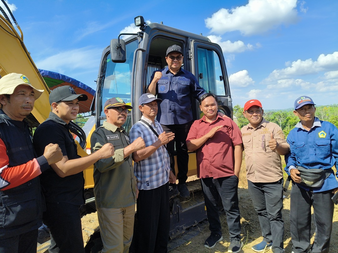 Camat Loa Kulu Dampingi Bupati Kukar Serahkan Bantuan Excavator dan Sarana Pendukung Pertanian di Dua Desa