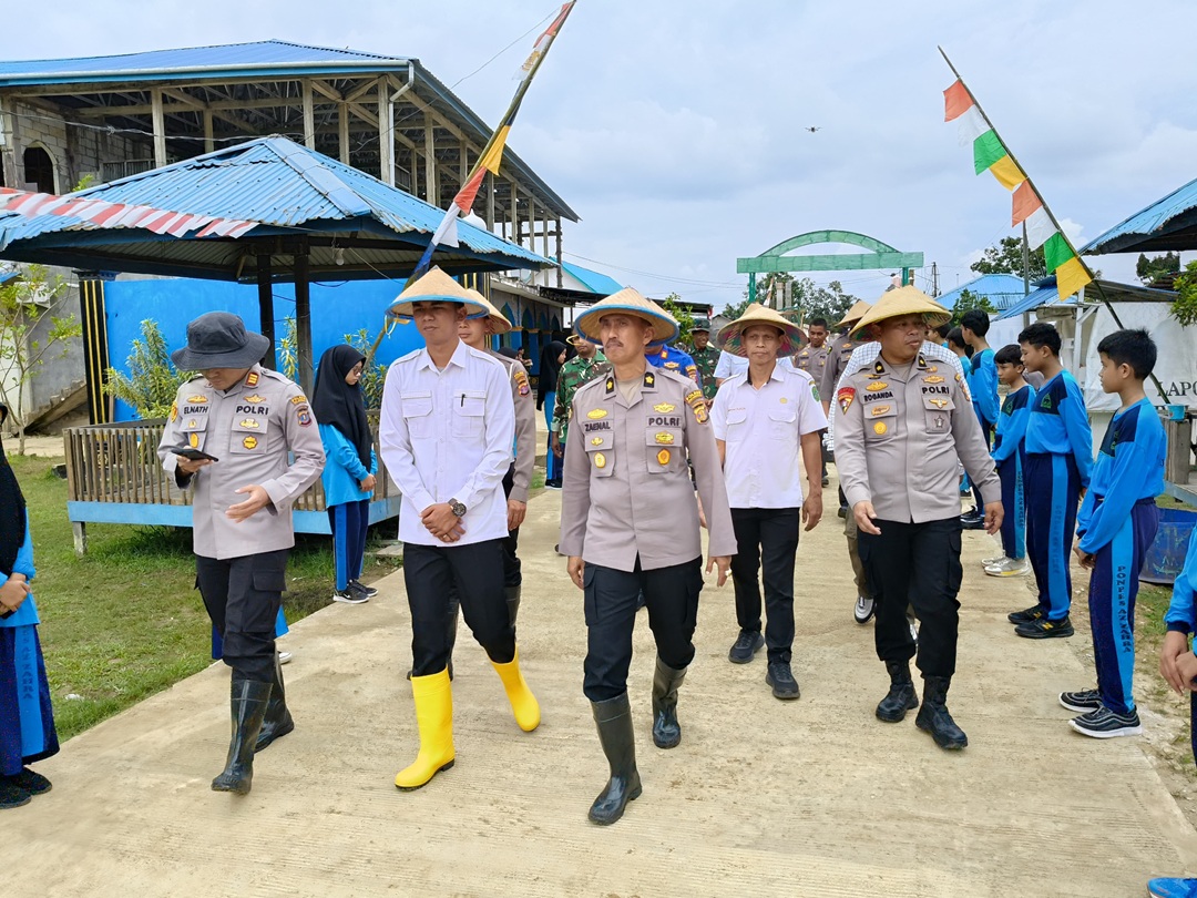 Penanaman Jagung Serentak di Ponpes Az-Zahra Loa Kulu dan Pembagian Bendera Merah Putih