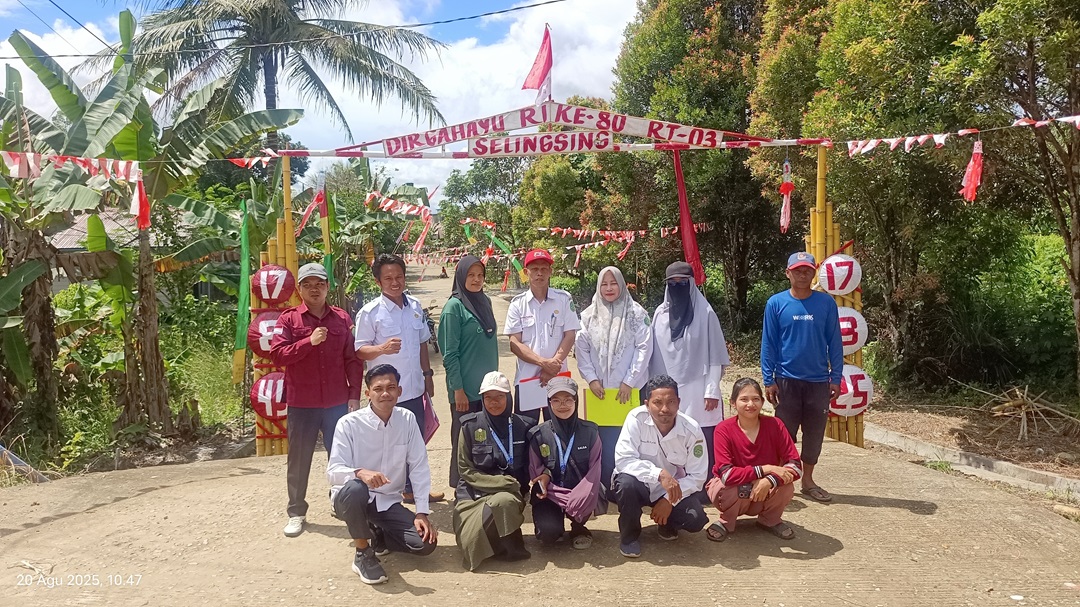 KASI PELAYAN UMUM LOA KULU BESERTA KADES JEMBAYAN TENGAH MELAKUKAN PENILAIAN LOMBA HIAS LINGKUNGAN TINGKAT RT SE-DESA JEMBAYAN TENGAH
