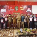 BUPATI KUTAI KARTANEGARA SERAHKAN IJAZAH PROGRAM KESETARAAN DI PKBM PUTRI KARANG MELENU LOA KULU