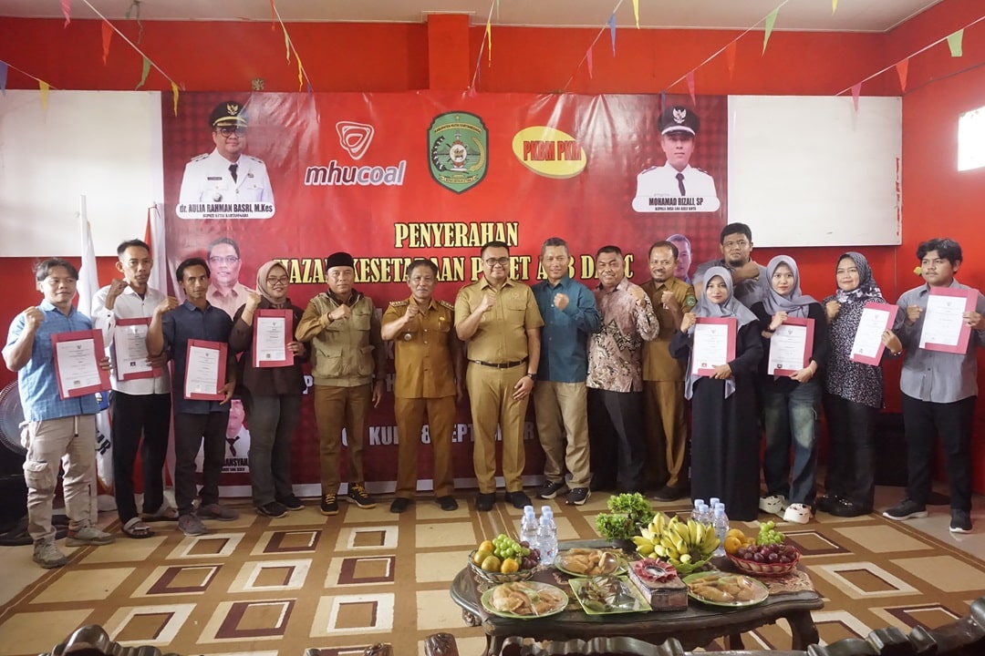 BUPATI KUTAI KARTANEGARA SERAHKAN IJAZAH PROGRAM KESETARAAN DI PKBM PUTRI KARANG MELENU LOA KULU