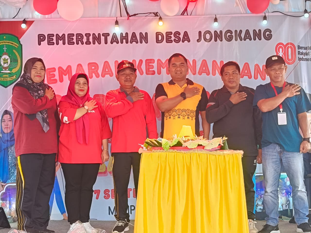 Ketua TP-PKK Kecamatan Loa Kulu Hadiri Jalan Santai dalam Rangka HUT Desa Jongkang