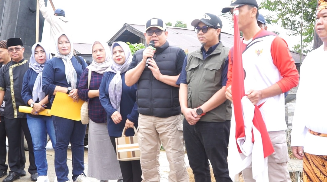 Plt. Sekcam Loa Kulu Hadiri Pawai dan Beseprah dalam Rangka HUT ke-43 Desa Margahayu