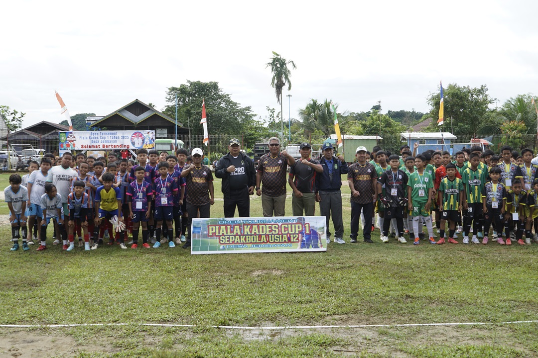 Open Ceremony Kades Jembayan Cup I 2025 Usia 12 Resmi Dibuka, 16 Tim Siap Bersaing