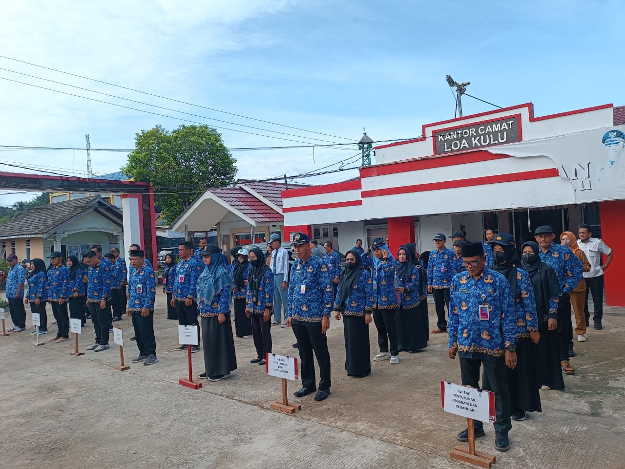 Apel Rutin Senin Pagi Kecamatan Loa Kulu Terapkan Ketentuan Pakaian Dinas Sesuai Permendagri No. 10 Tahun 2024