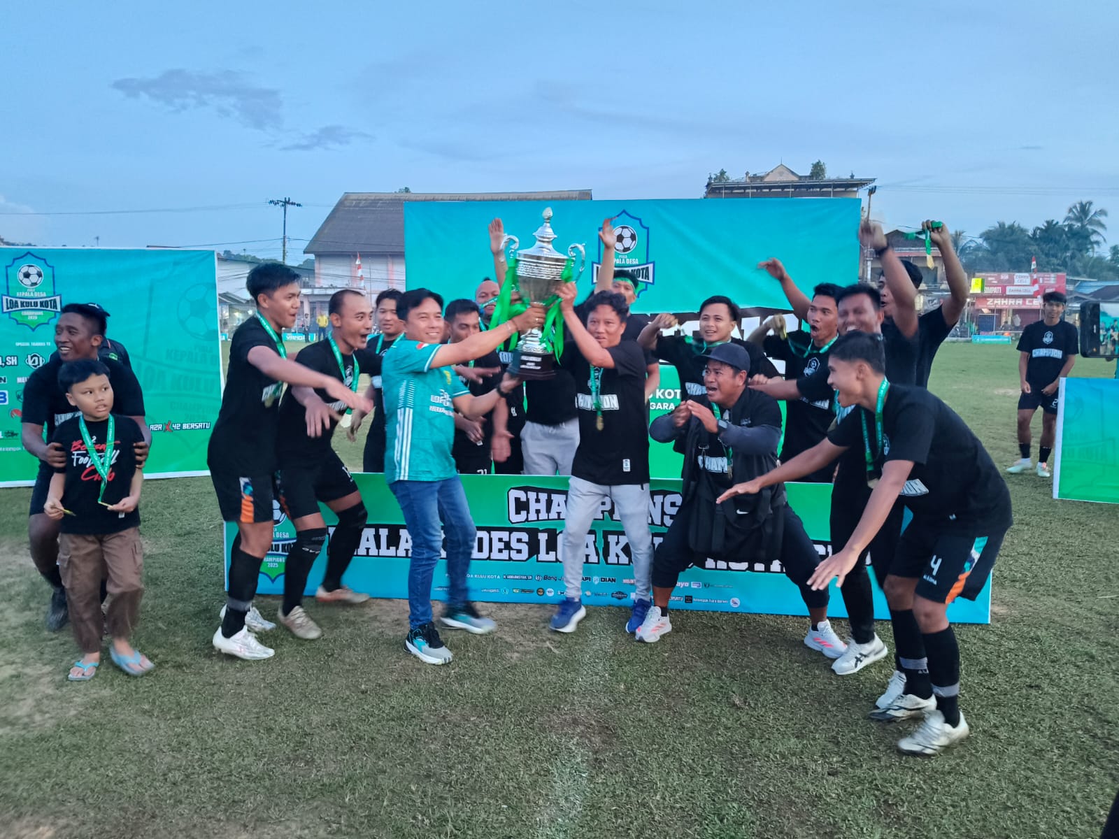Camat Loa Kulu Resmi Tutup Turnamen Kades Loa Kulu Kota Cup III 2025