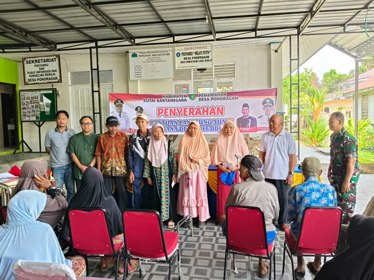 Plt. Sekcam Loa Kulu Hadiri Penyerahan Bantuan Langsung Tunai di Desa Ponoragan