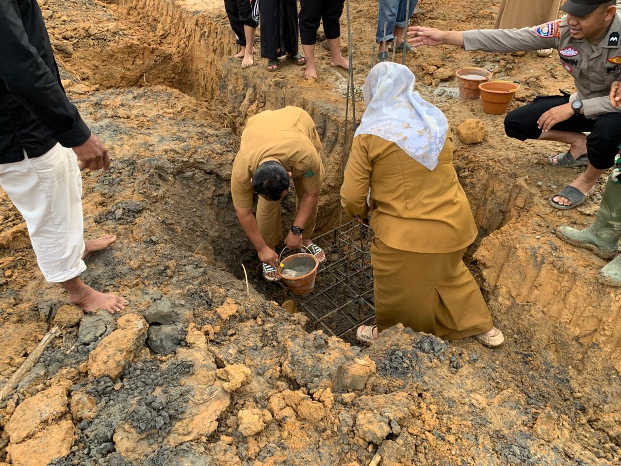 Plt. Kasi PMD Loa Kulu Hadiri Peletakan Batu Pertama Pembangunan Kopdes Merah Putih Desa Jembayan Tengah