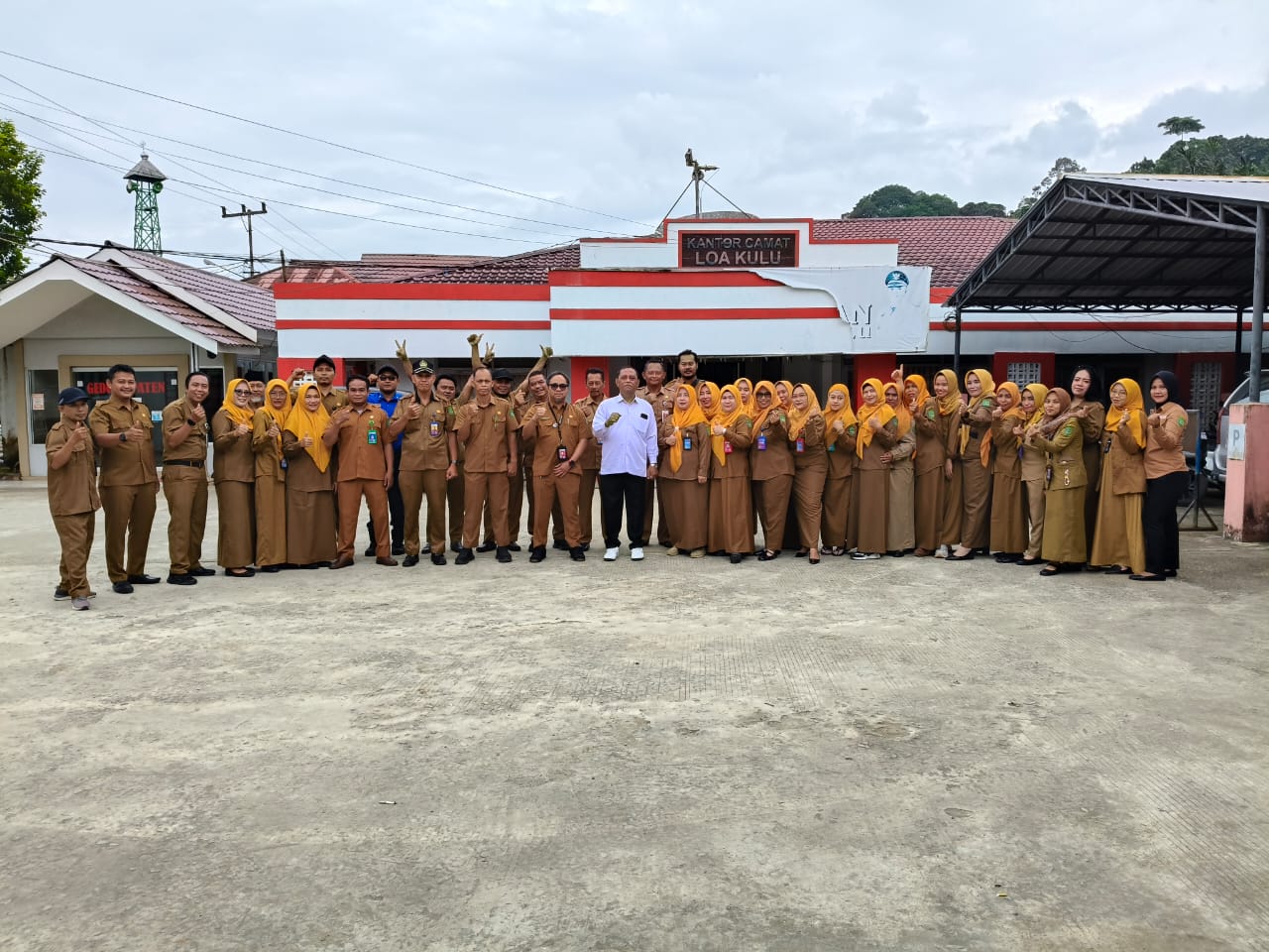 Apel Pagi Rutin Kecamatan Loa Kulu Dirangkai dengan Perpisahan Pegawai Purna Tugas