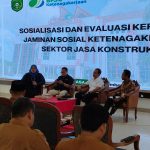 Plt. Sekcam Loa Kulu Hadiri Sosialisasi dan Evaluasi Kepatuhan Jaminan Sosial Ketenagakerjaan Sektor Jasa Konstruksi