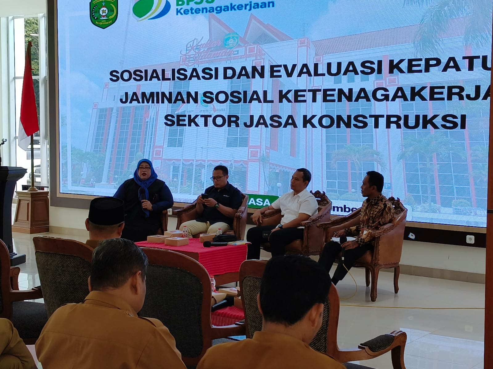 Plt. Sekcam Loa Kulu Hadiri Sosialisasi dan Evaluasi Kepatuhan Jaminan Sosial Ketenagakerjaan Sektor Jasa Konstruksi