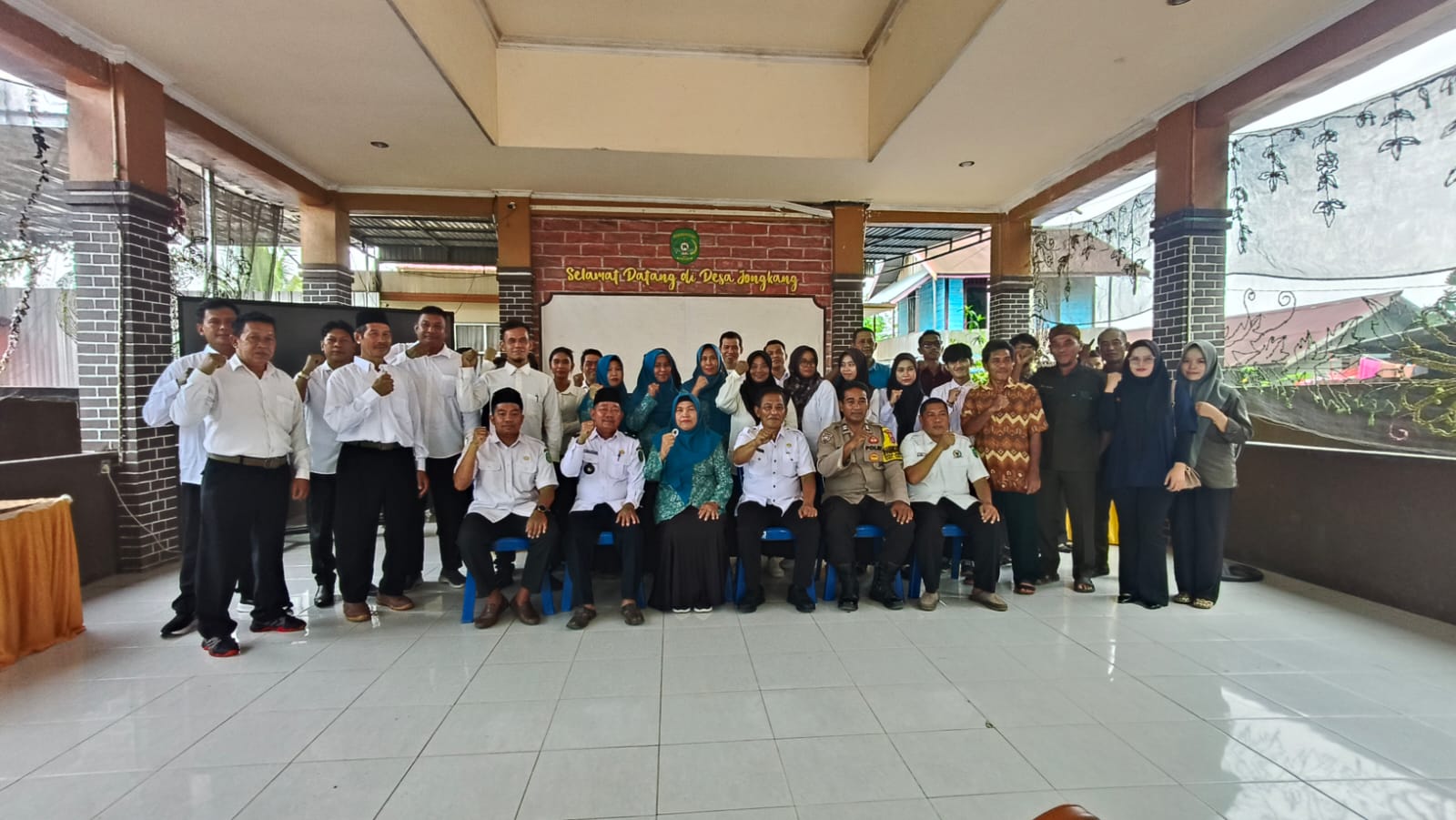 Camat Loa Kulu Hadiri Pelantikan Ketua RT se-Desa Jongkang