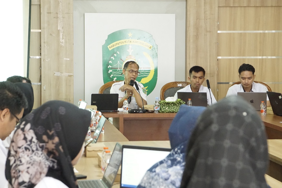 Kasi Pelayanan Umum Bersama ORTAL Kukar Sosialisasikan dan Praktikkan Pelayanan Online Disapa V2 serta Survei IKM Desa Tahun 2025 di Kecamatan Loa Kulu
