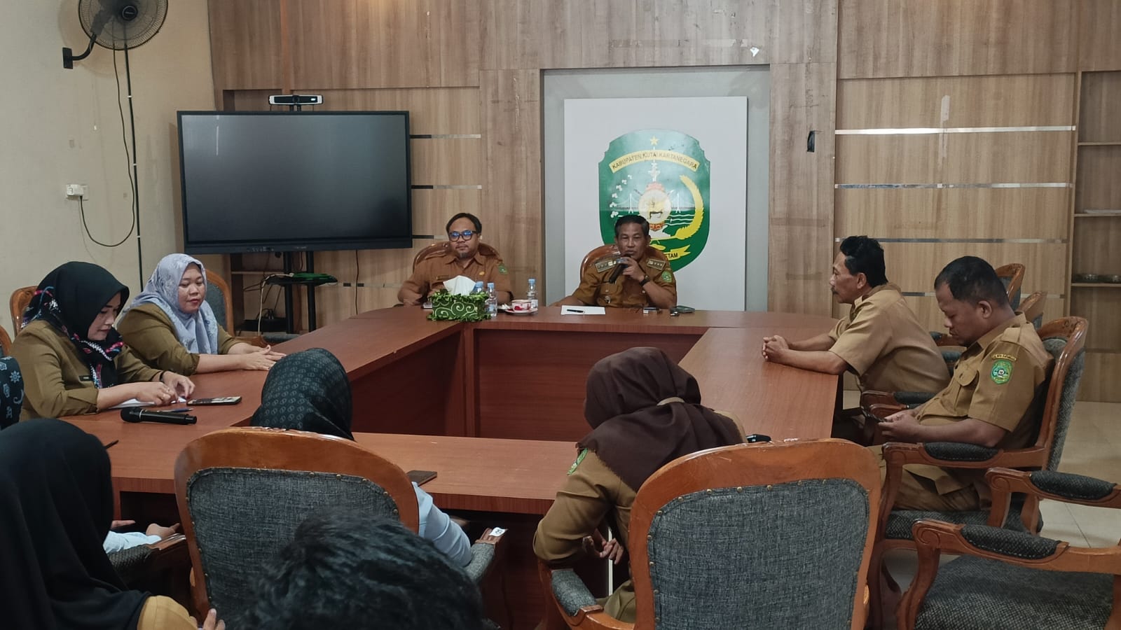 Camat Loa Kulu Berikan Evaluasi dan Arahan kepada PPPK di Gedung BPU Kantor Camat