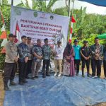 Kasi Pemerintahan Hadiri Serah Terima Bantuan Bibit Buah di Ponpes Hidayatullah Jembayan Tengah