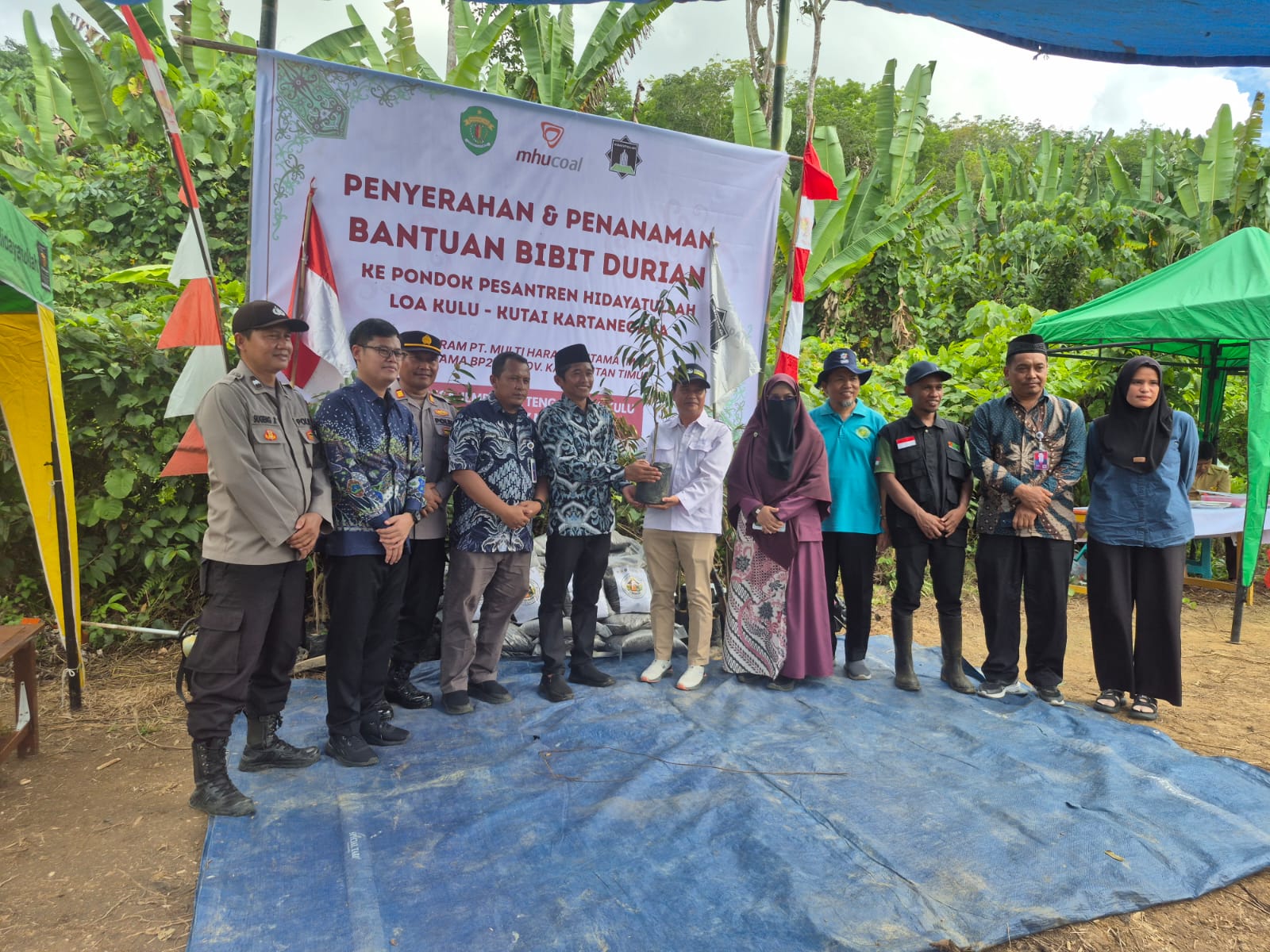 Kasi Pemerintahan Hadiri Serah Terima Bantuan Bibit Buah di Ponpes Hidayatullah Jembayan Tengah