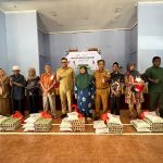 Camat Loa Kulu Dampingi Kunjungan Kerja Bupati Kukar dalam Penyaluran Bantuan Permakanan Tahun 2026
