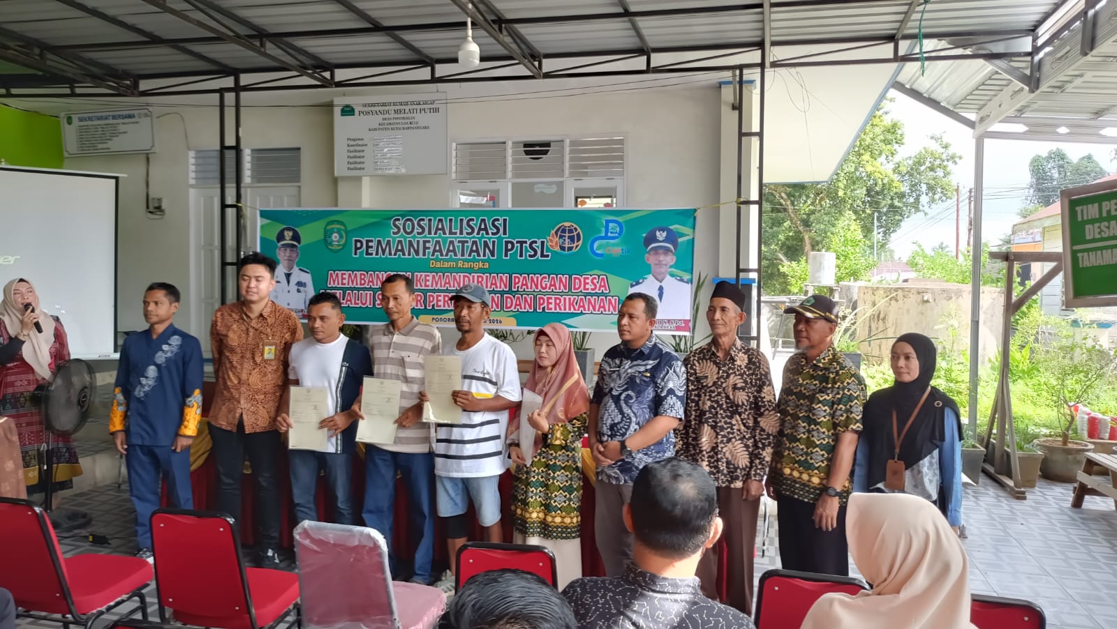 Kasi Pemerintahan Kecamatan Loa Kulu Hadiri Penyerahan Sertifikat PTSL dan Sosialisasi Pajak di Desa Ponoragan