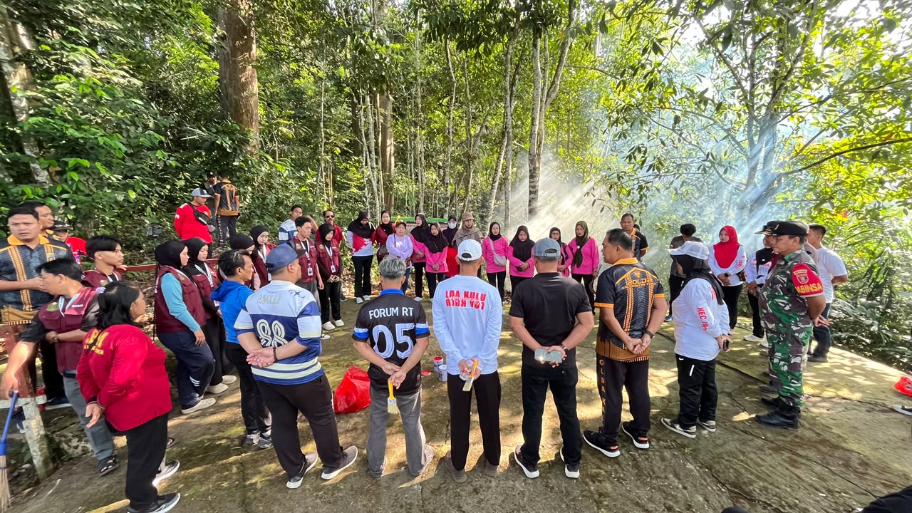 Semangat Jumat Asri, Kecamatan Loa Kulu Bersama TNI, Polri dan Pemerintah Desa Loh Sumber Gotong Royong Percantik Tugu Pembantaian