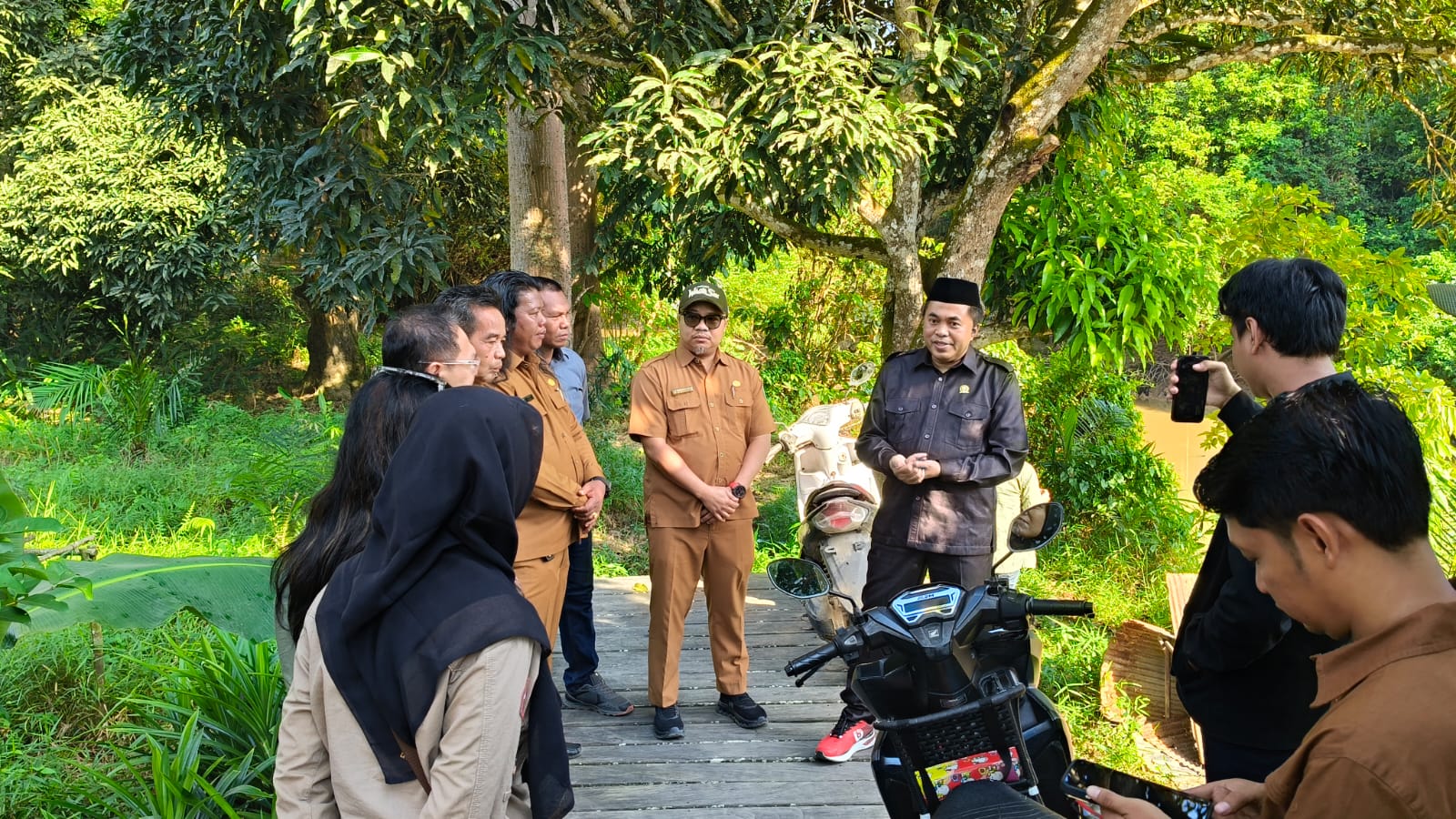 Sekcam Loa Kulu Dampingi Kunjungan Lapangan DPRD Kutai Kartanegara, Bahas Rencana Pembangunan Jembatan Baru di Desa Sungai Payang